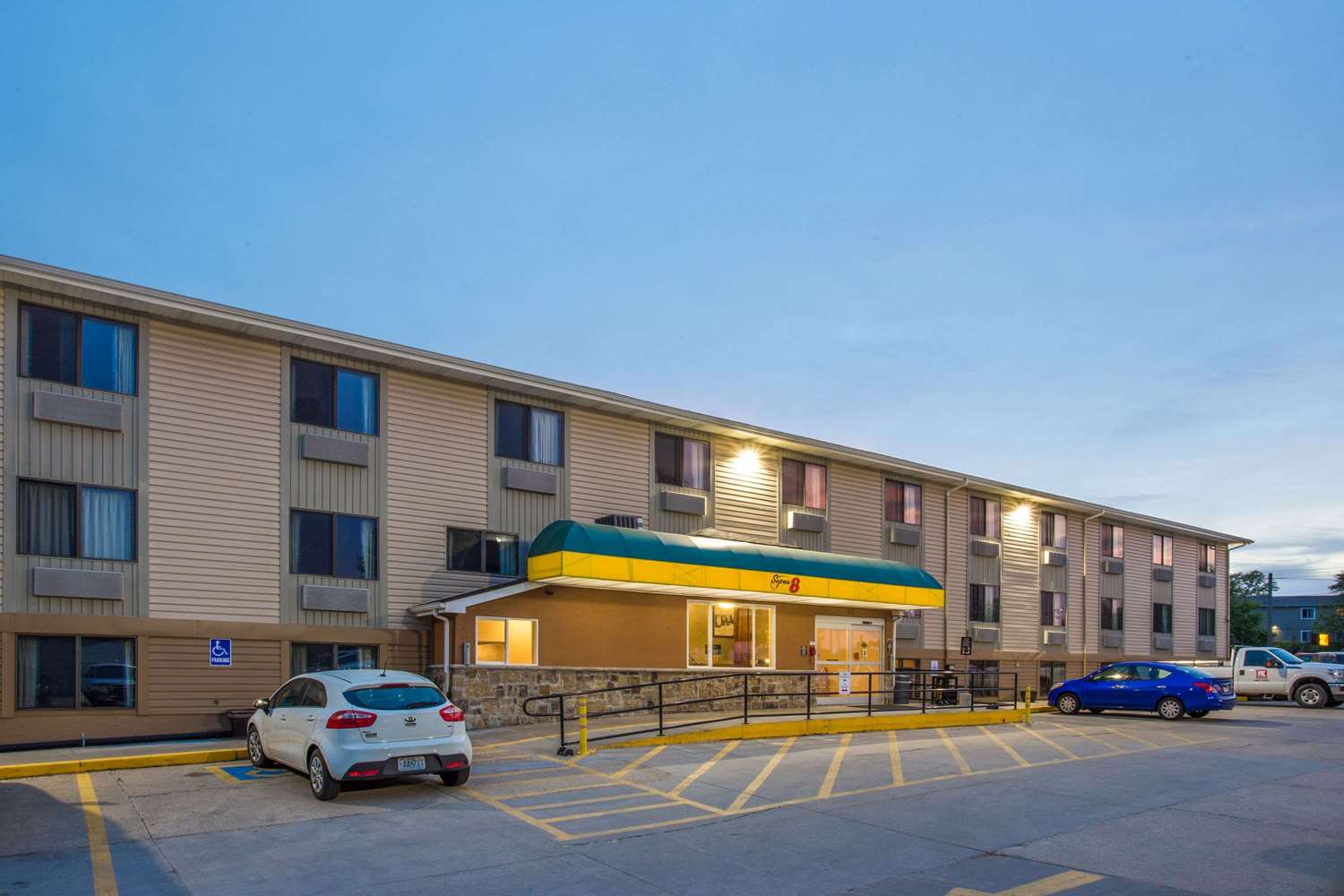 Super 8 By Wyndham Iowa City/Coralville 4/6