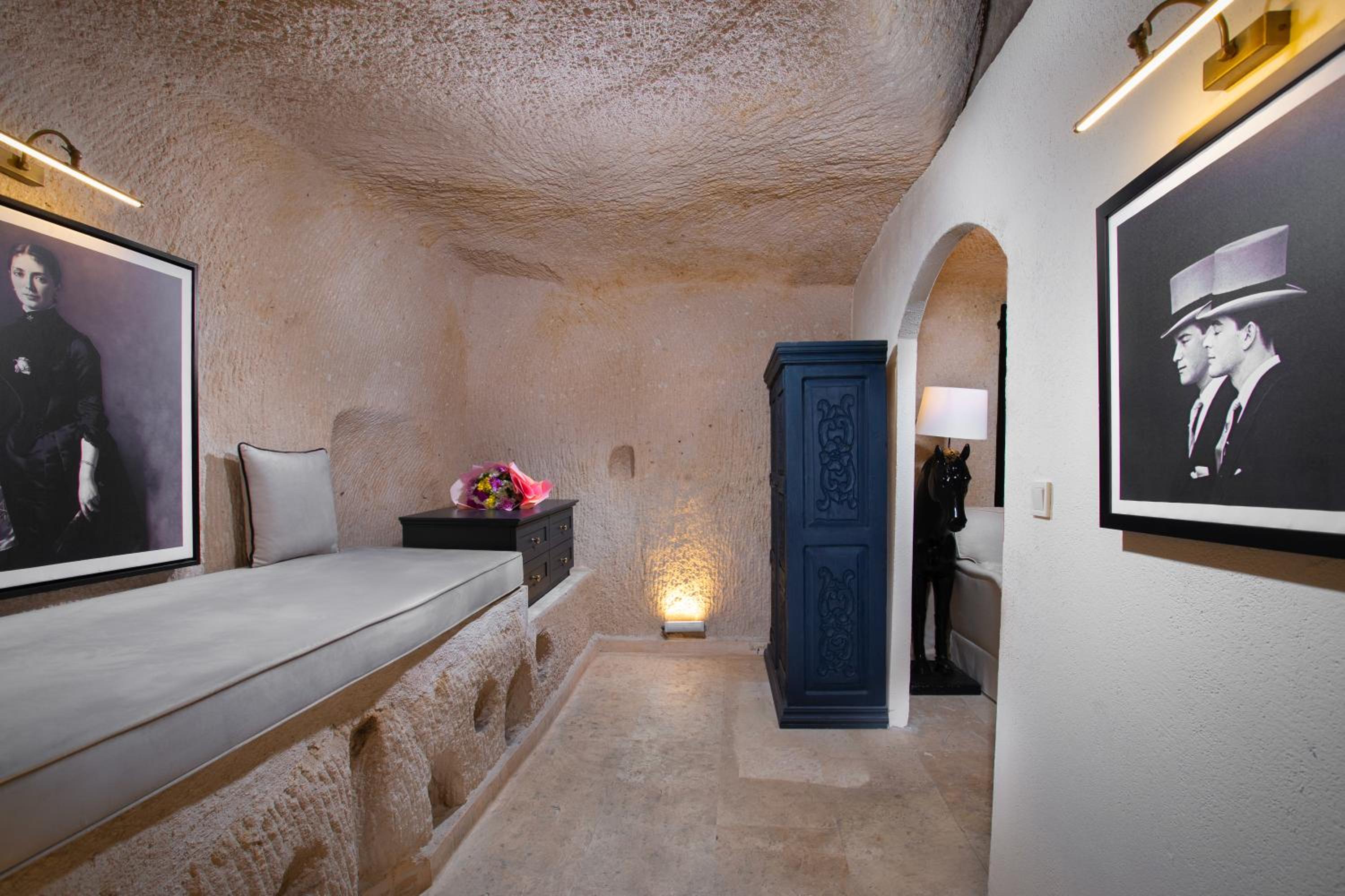 Cave, Deluxe