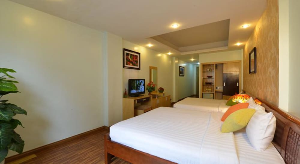 Lucky 3 Hotel 12/36