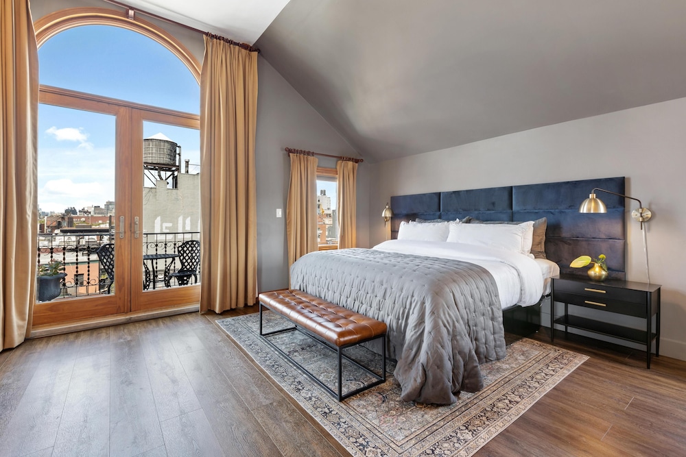 EXCLUSIVE, STUDIO, SUITE, KING BED, CITY VIEW, SOFA, BALCONY