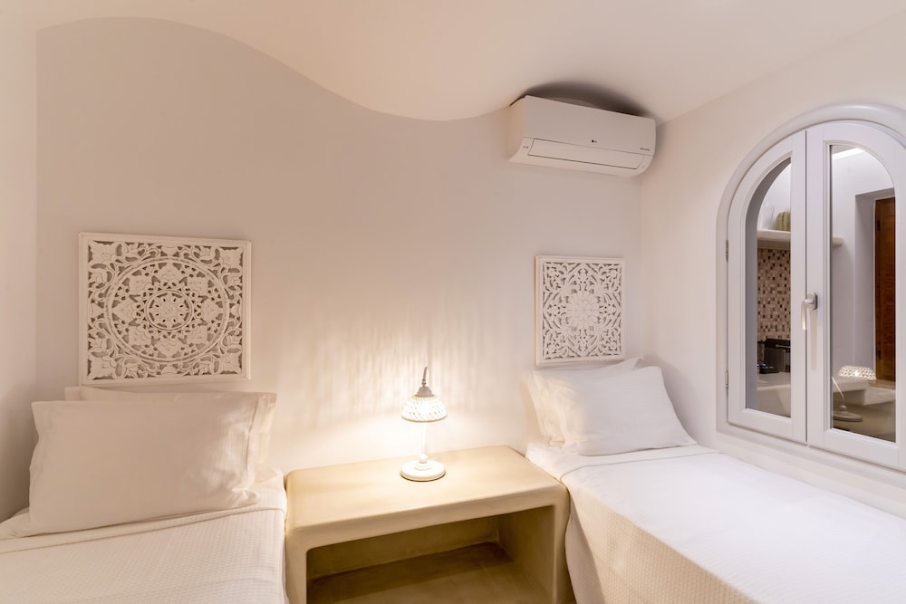 Grand, Suite, Queen and Twin Beds, Indoor Jetted Tub