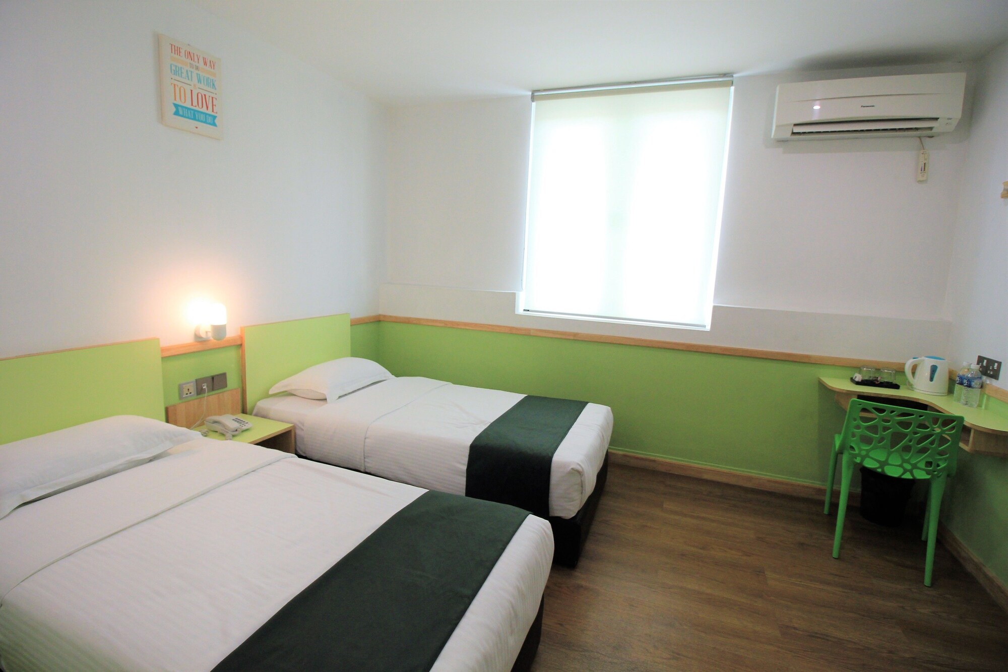 DELUXE, TWIN BEDS