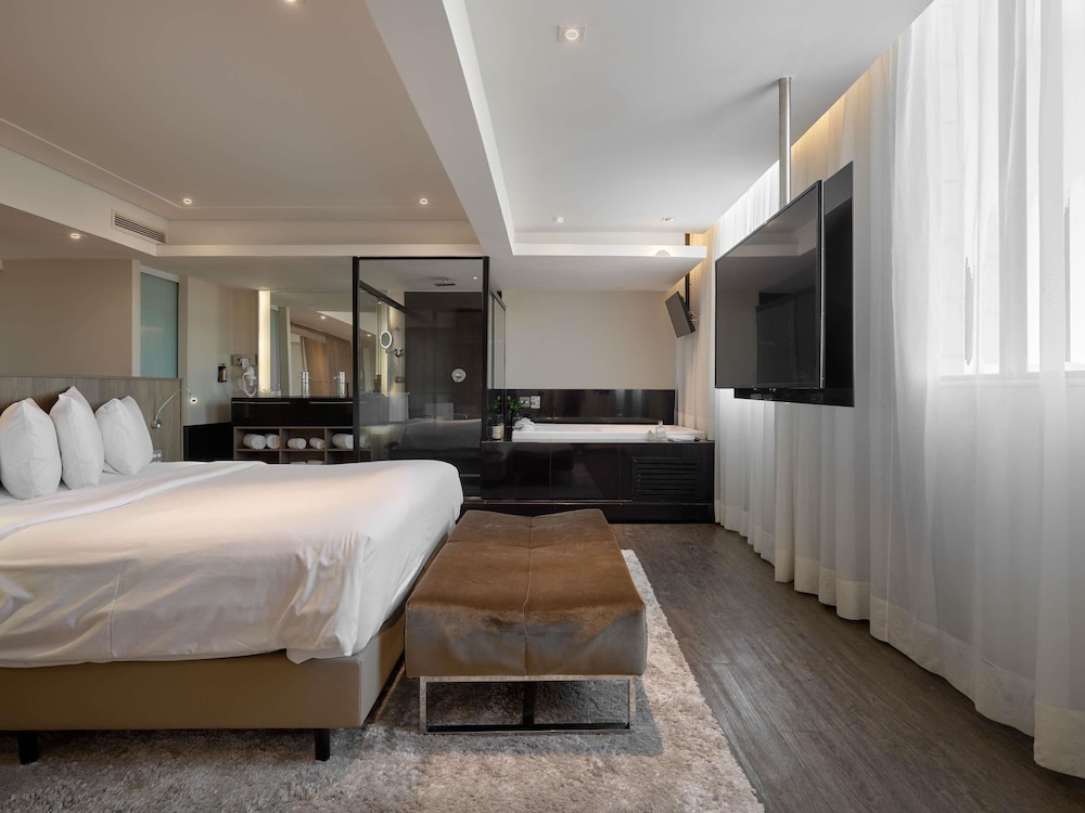 EXECUTIVE, SUITE, KING BED