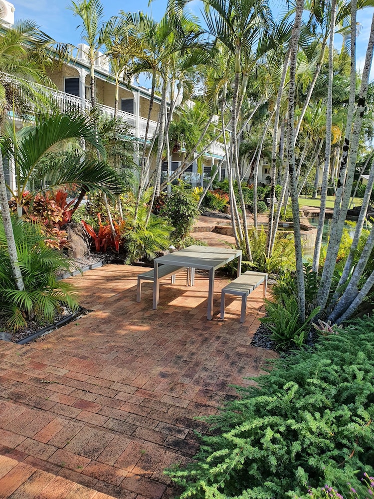 Colonial Palms Motor Inn 4/67
