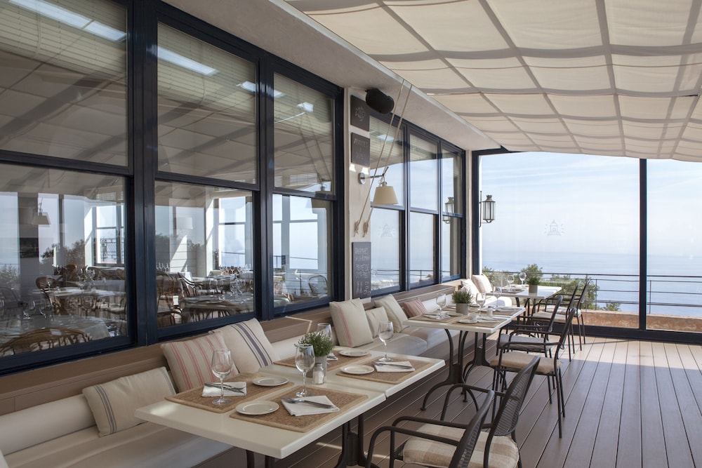 El Far Hotel Restaurant 34/54