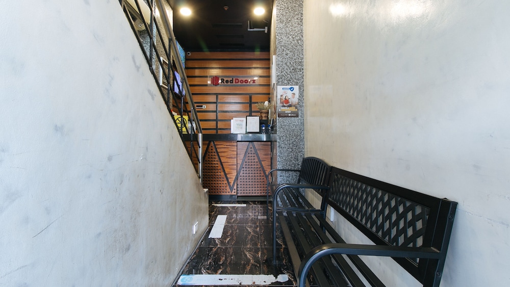 RedDoorz near Quiapo Church Manila 17/21