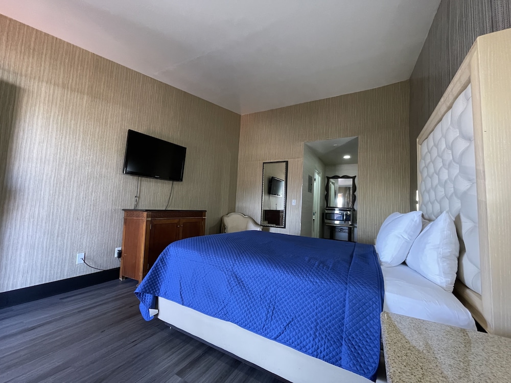 Crown Motel 13/66