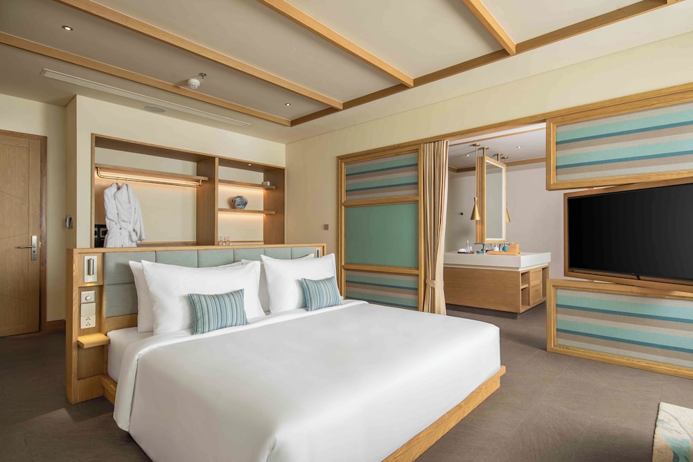 SUITE, KING BED, GARDEN VIEW