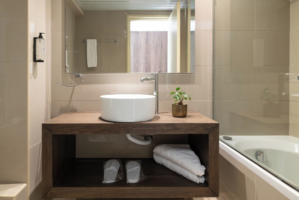 1 Bedroom, Deluxe, Suite, Double Bed, Shared Pool, 2 Sofa 3/3