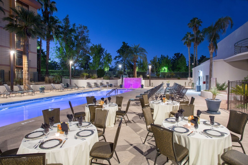 Embassy Suites by Hilton Phoenix Biltmore 10/45