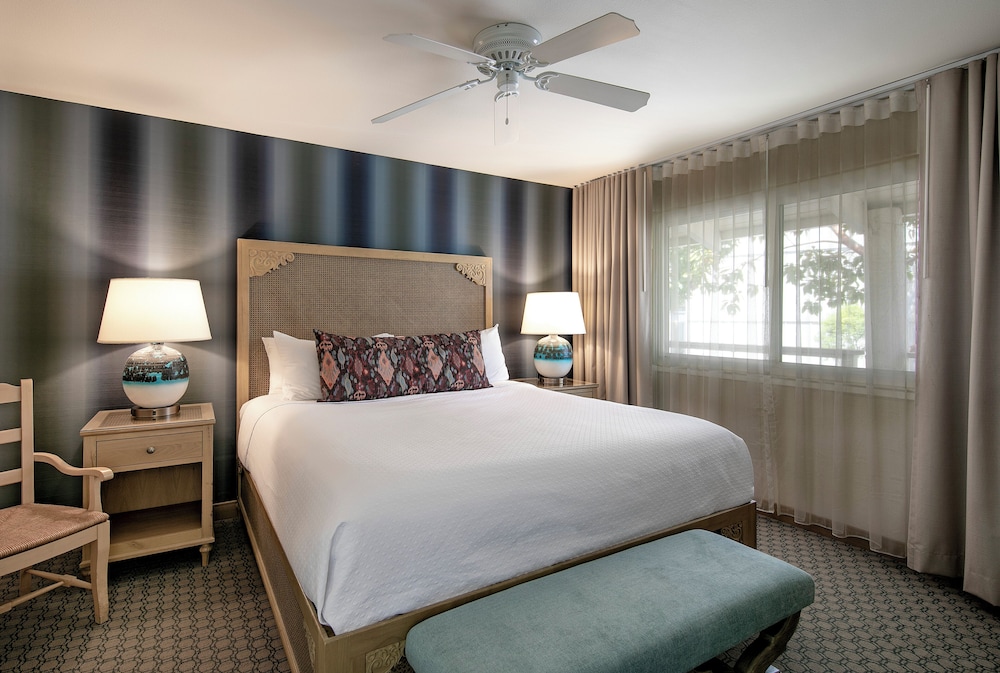 Suite, King Bed, Ocean View, Sofa, Balcony