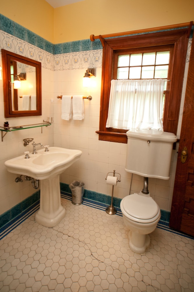 Showers Inn 65/71