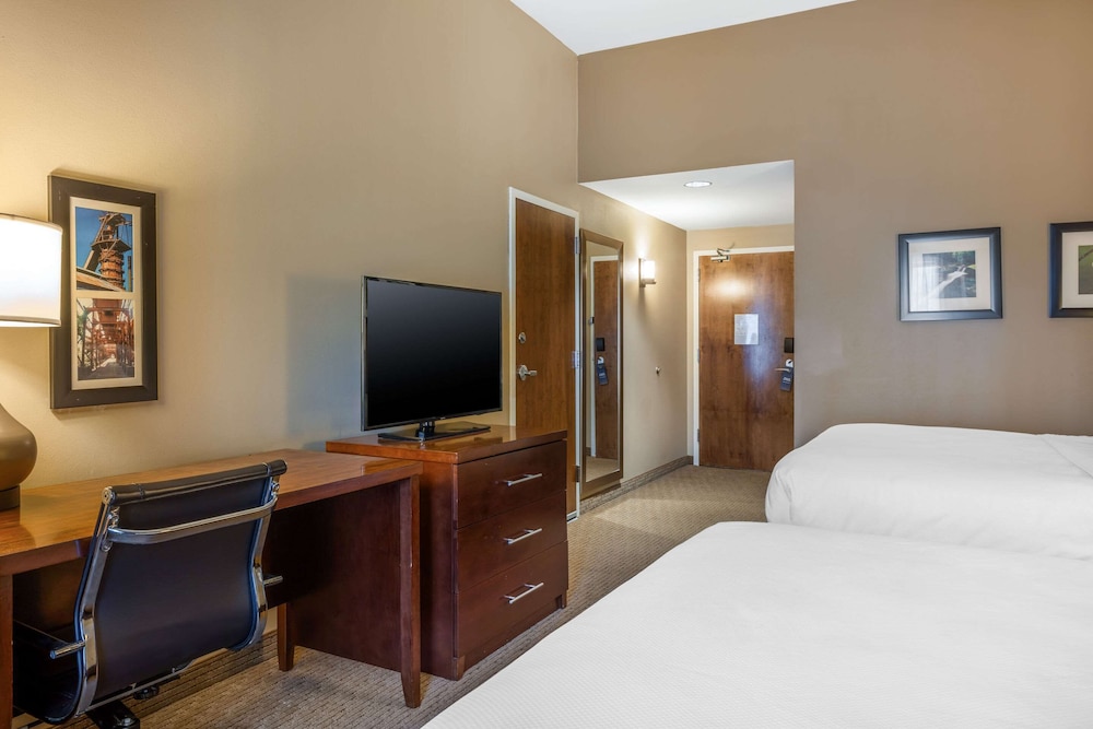 Comfort Inn & Suites At Crossplex Village 21/50