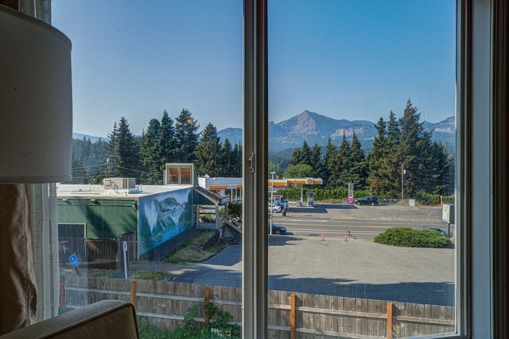 Columbia Gorge Inn 35/57
