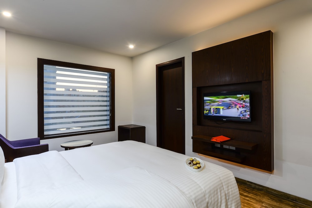 SUITE, QUEEN BED, SMOKING