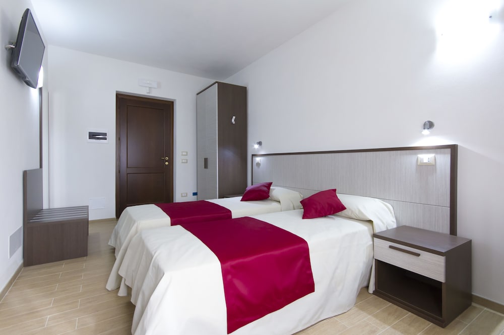 DELUXE, DOUBLE OR TWIN BED, SEA VIEW