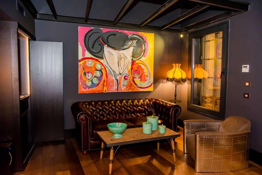 Hotel Lobby Room 49/67