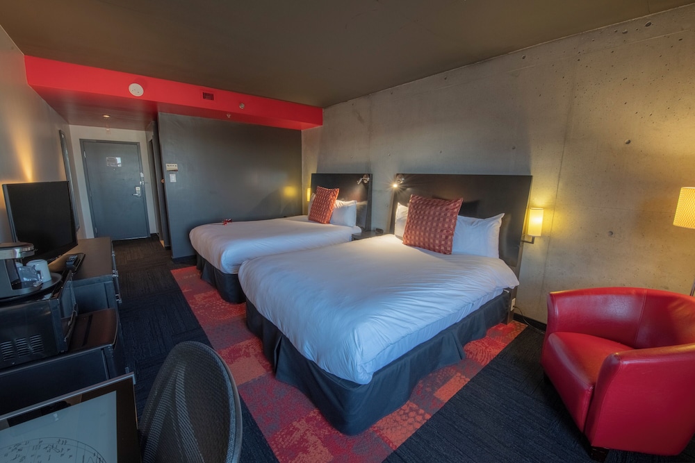 COMFORT, 2 QUEEN BEDS