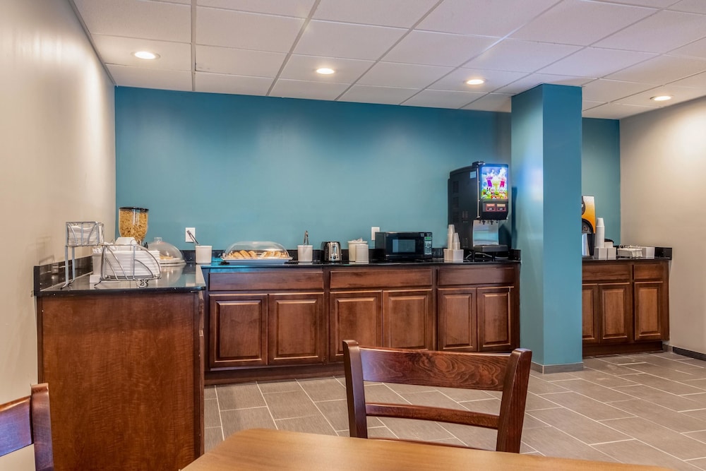 Econo Lodge East Ridge 8/36