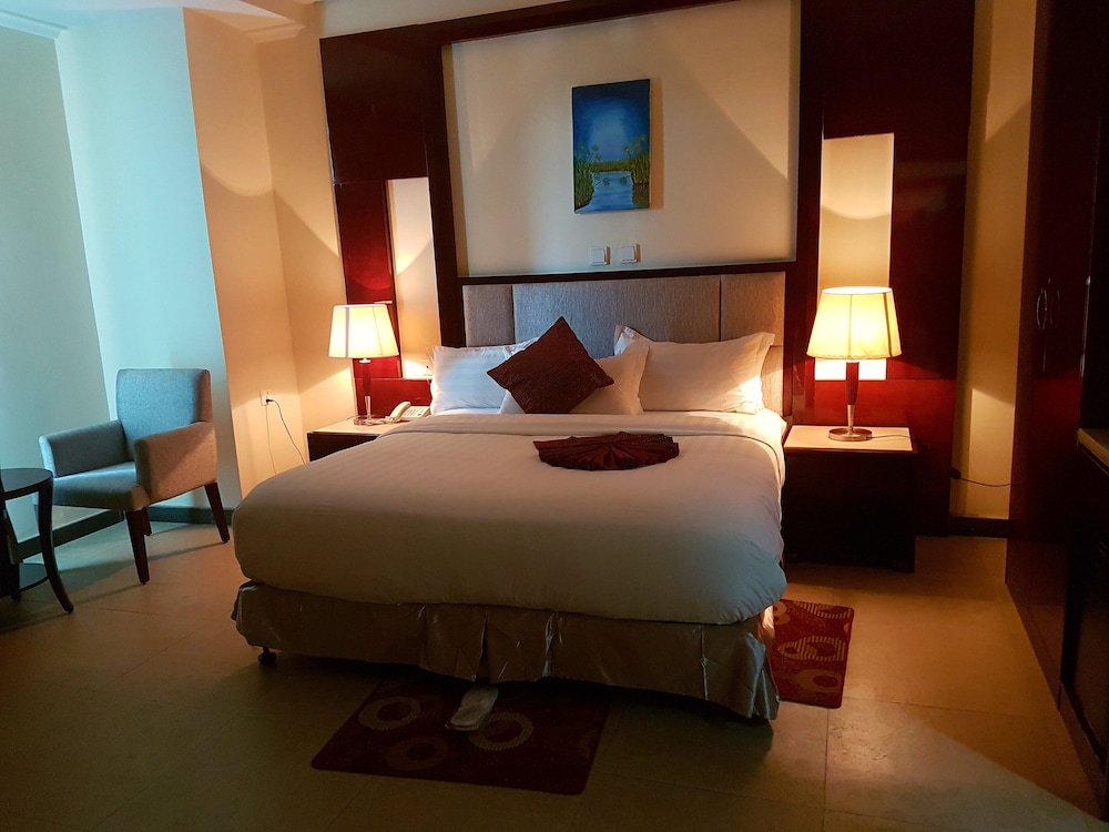 DELUXE, KING BED