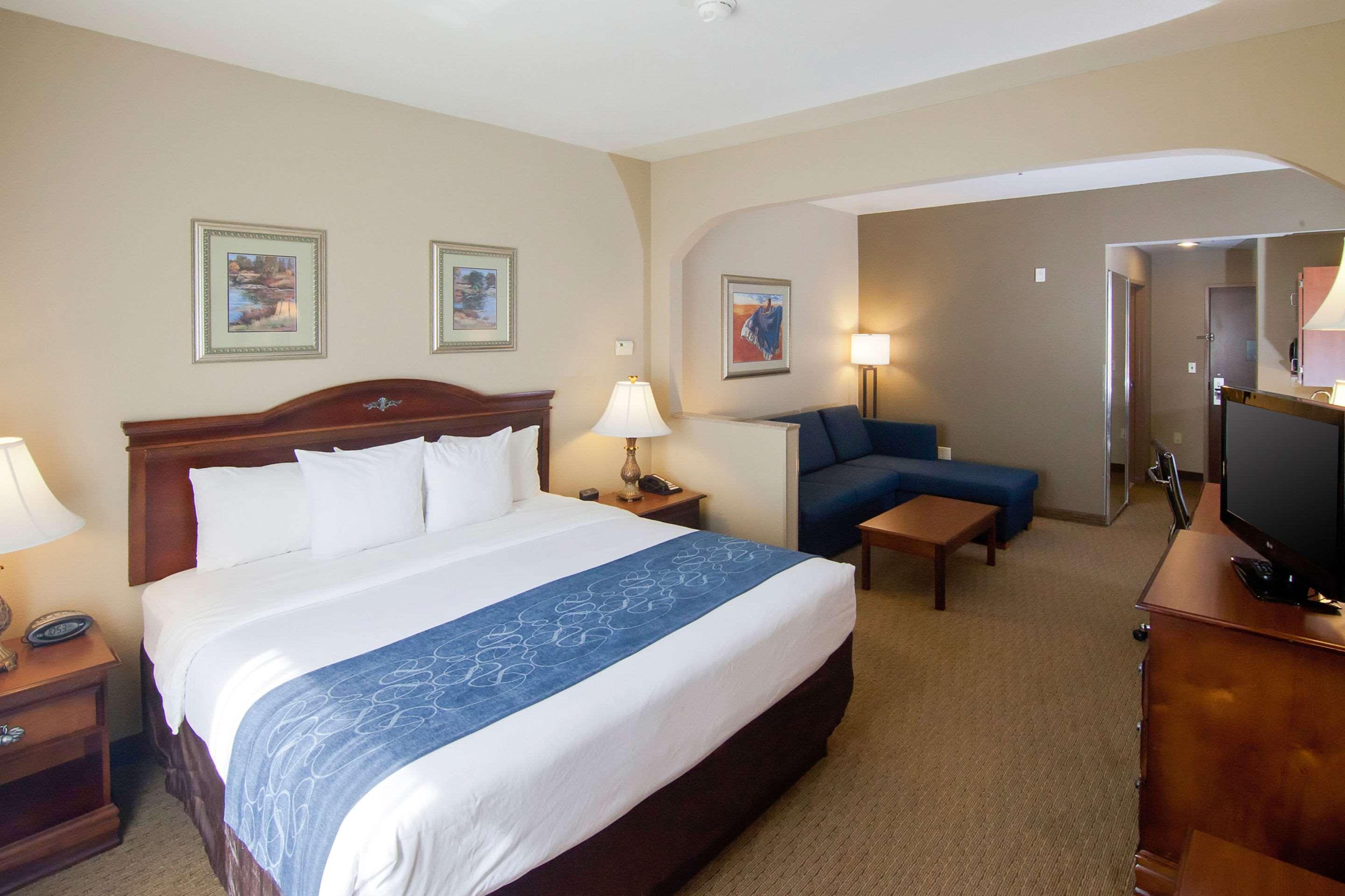 SUITE, KING BED