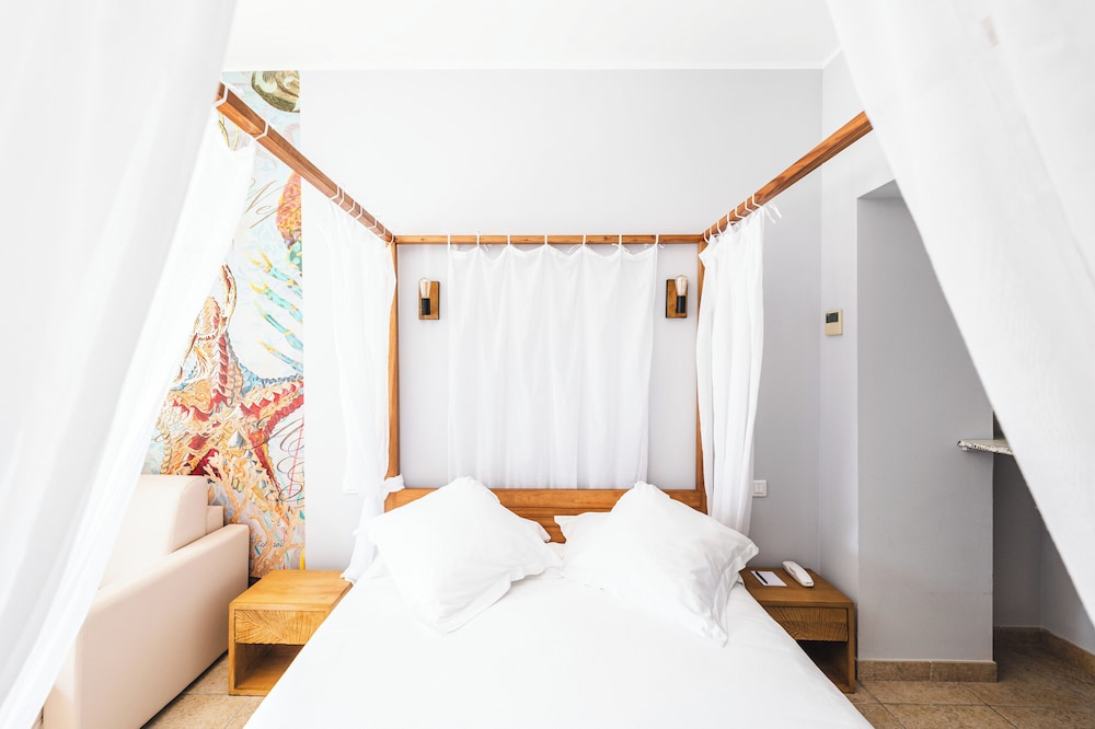 Junior Suite, King Bed, Trundle Bed, Canal View, Le Suffren, BW Signature Collection 4/10