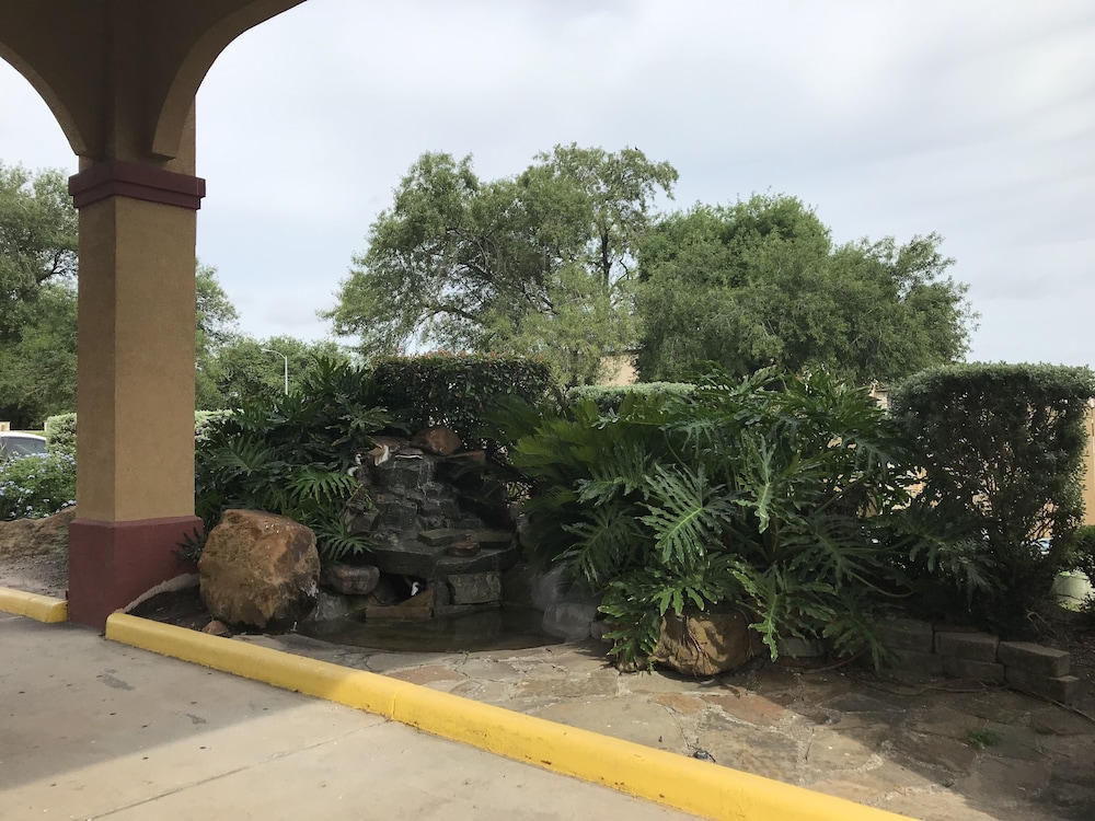 Camelot Inn Suites Veterans Memorial/Nw Houston 36/37