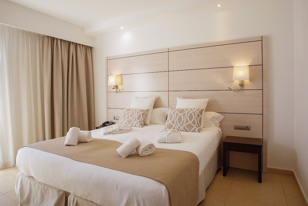 غرفة سوبيريور ديلوكس بسريرين منفصلين بشرفة، Hotel Puchet Ibiza 2/10
