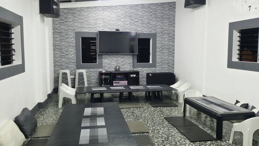 Ervoruto Hostel Makati 19/28