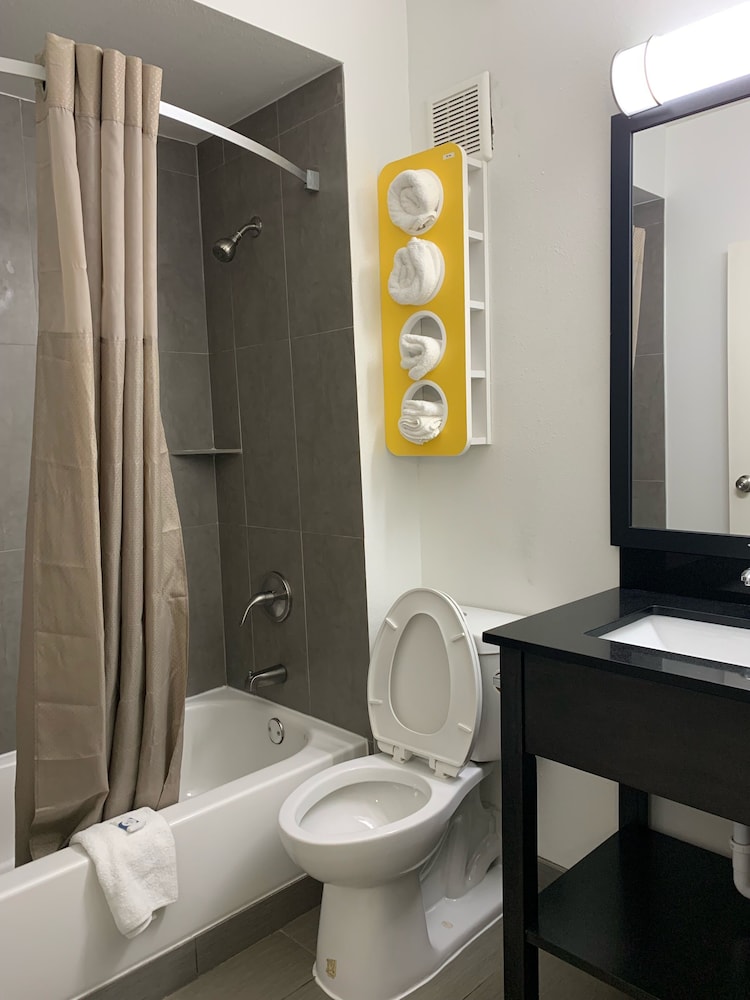 Motel6 Lewisville, TX - Medical City 52/64