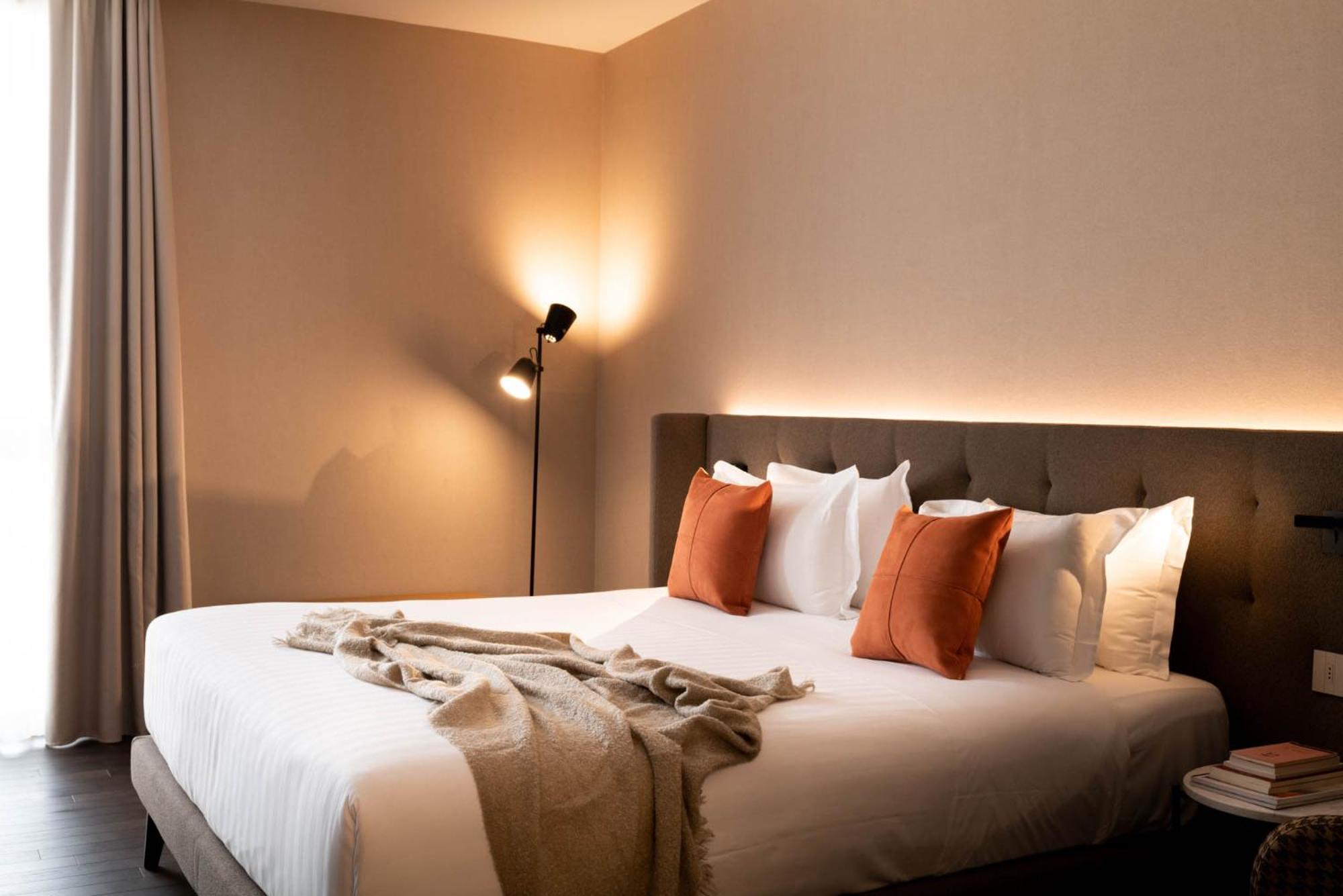 SUITE, JETTED TUB