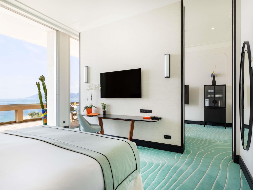 جناح سيغنتشر بسرير كينج بإطلالة على البحر بشرفة مع أريكة، Mondrian Cannes 3/8