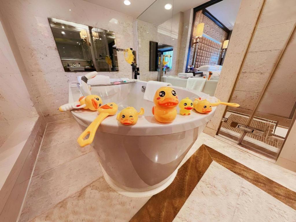 Shenyang Royal Wanxin Hotel 46/56