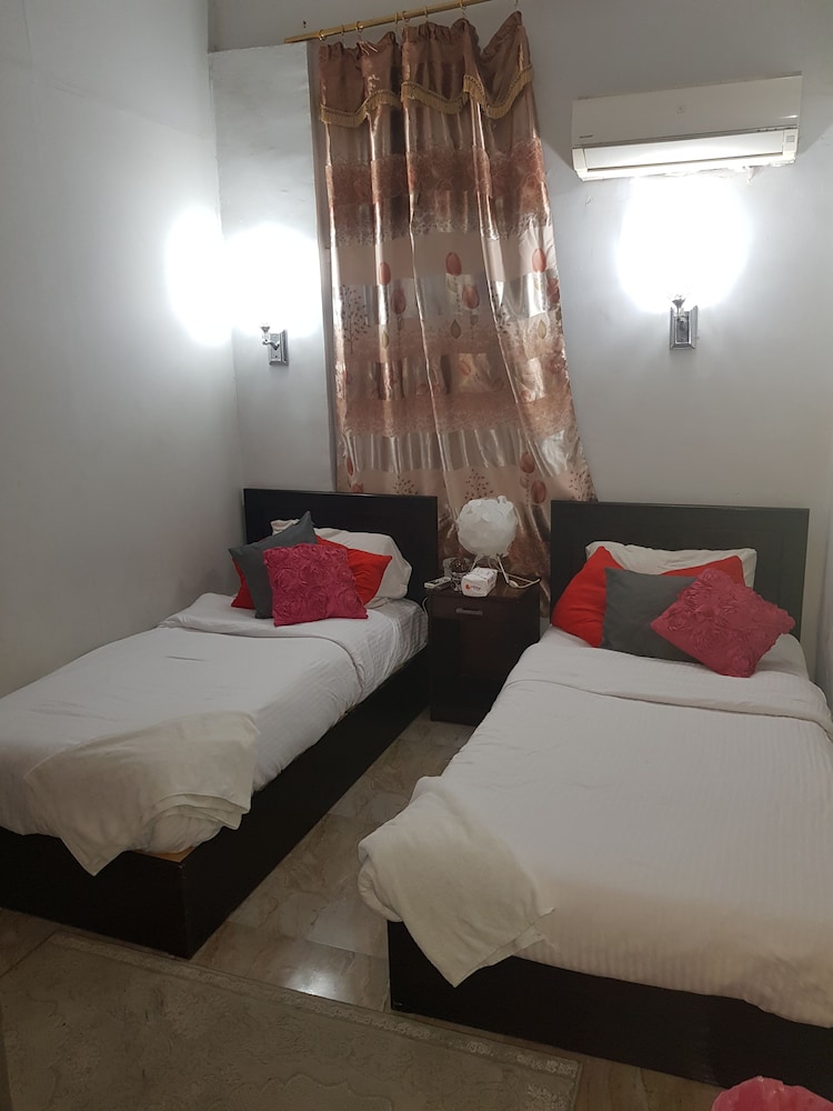 ROOM, TWIN BEDS, PRIVATE BATHROOM