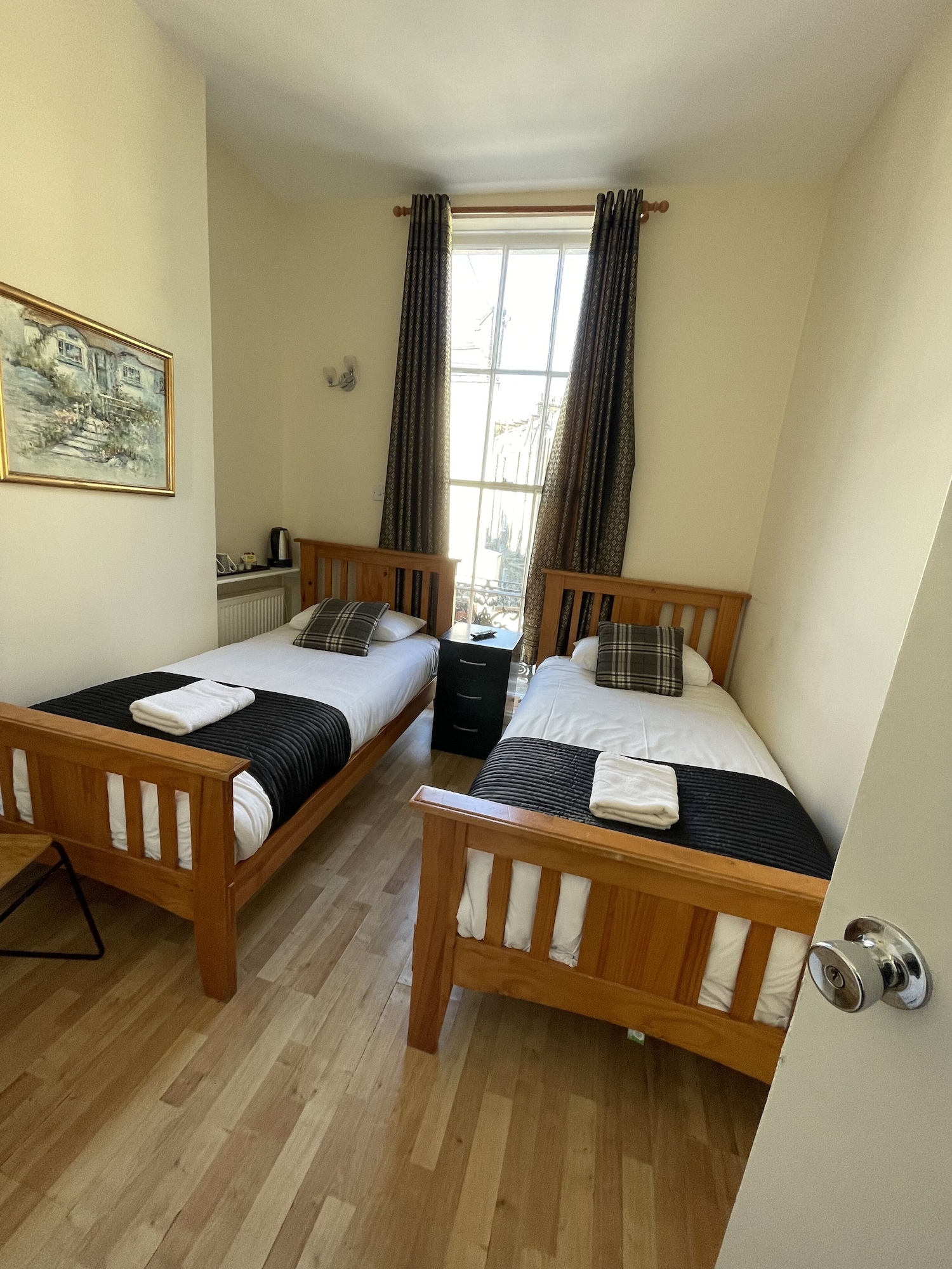 ROOM, TWIN BEDS