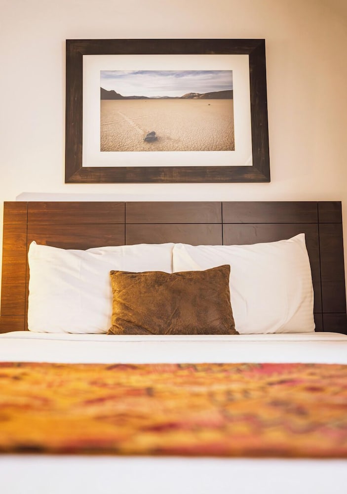 Stovepipe Wells Village Hotel 24/47