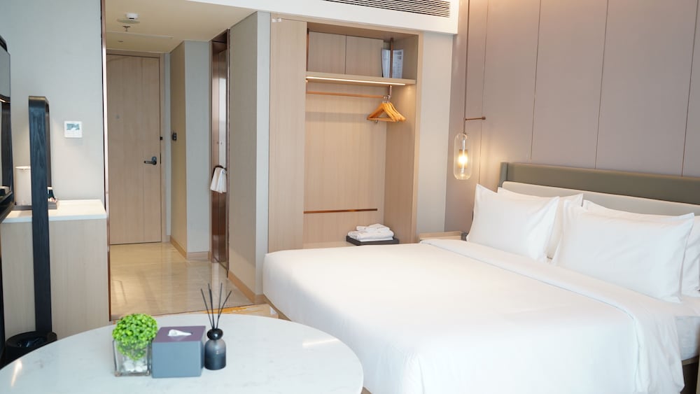 Elong Hotel Jakarta PIK 12/48