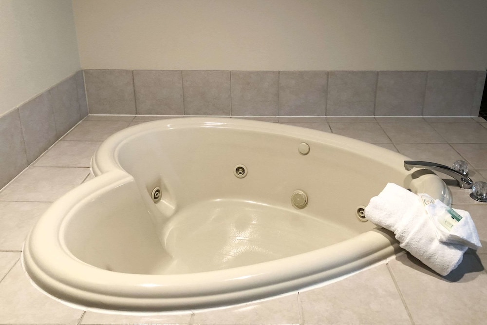 Quality Inn & Suites Boone - University Area 17/24