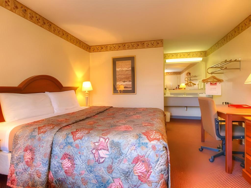 ROOM, QUEEN BED, SMOKING