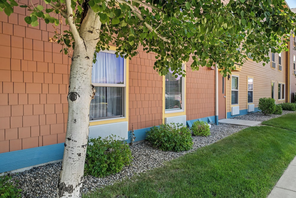 Ledgestone Hotel Billings 65/69