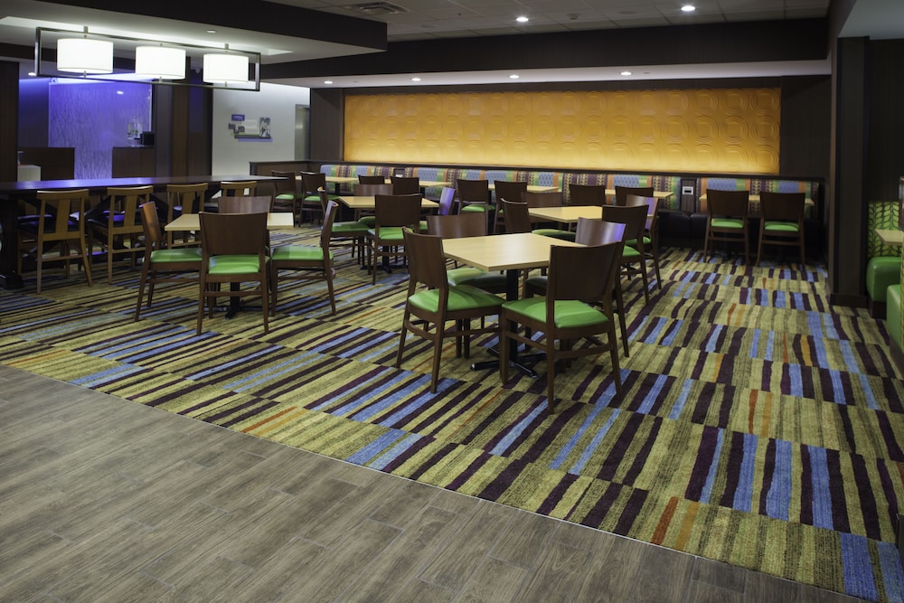 FAIRFIELD INN & SUITES DETROIT CANTON 16/20