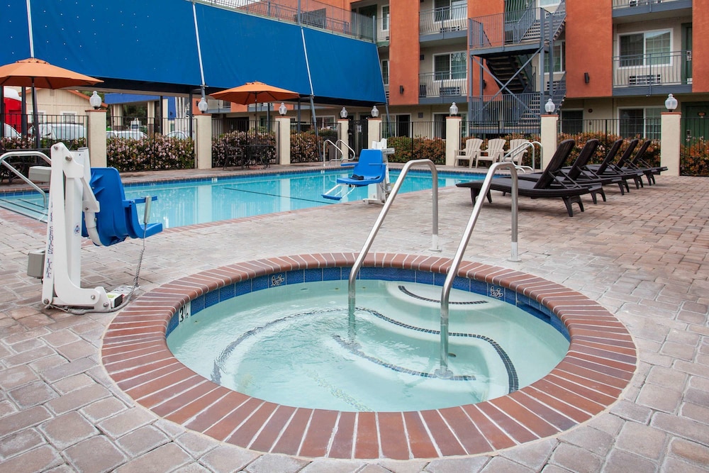 Travelodge Inn & Suites by Wyndham Anaheim on Disneyland Dr 8/31