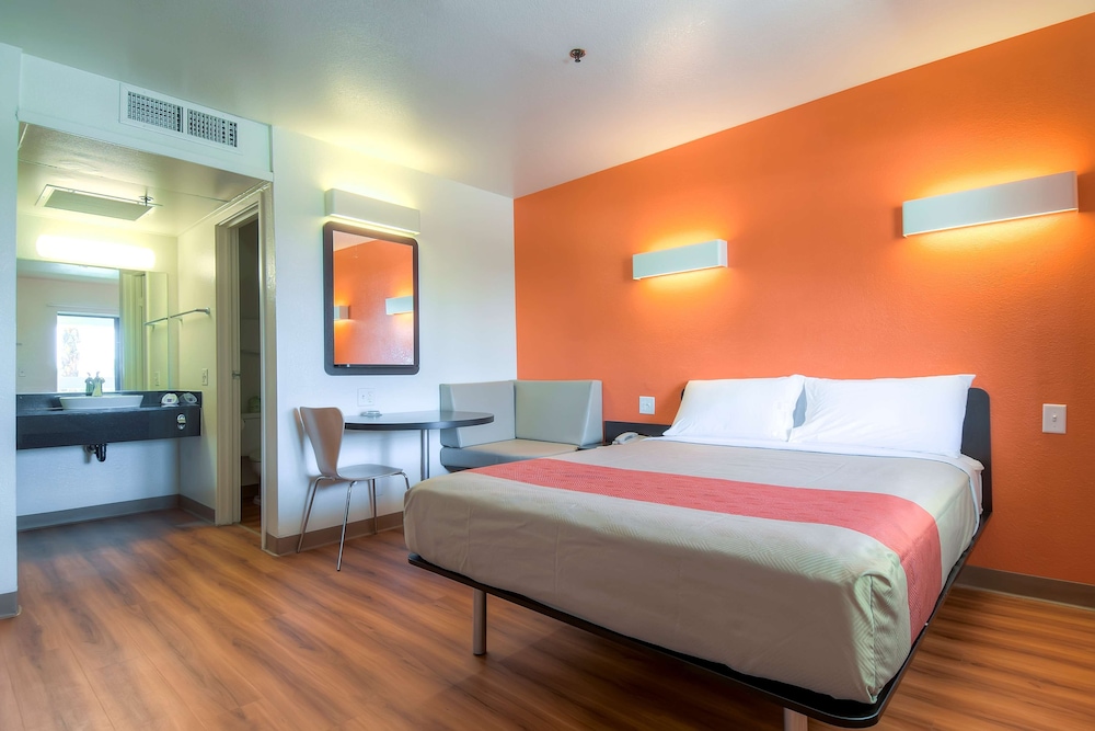 Deluxe, Queen Bed, Smoking