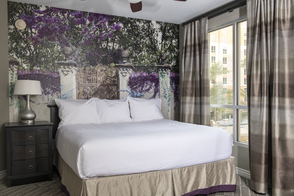 SUITE, KING BED, SOFA, KITCHENETTE