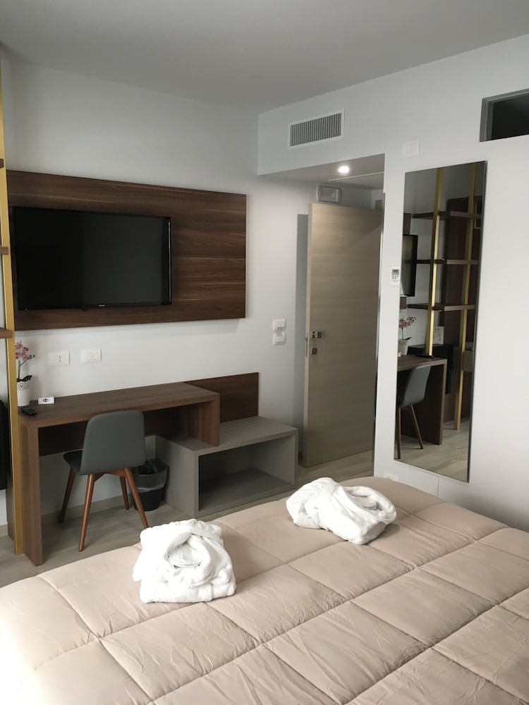 8 Room Hotel 65/80