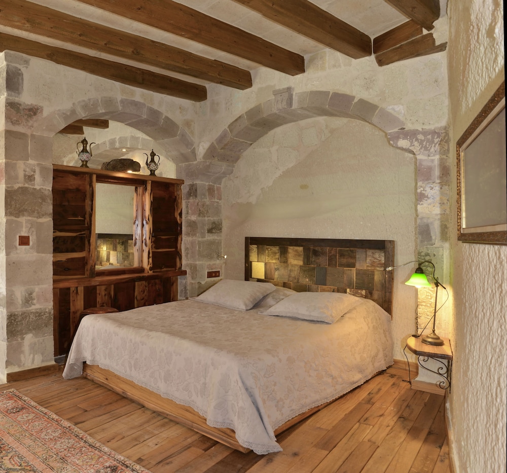 Presidential, Queen Bed, Valley View, Balcony