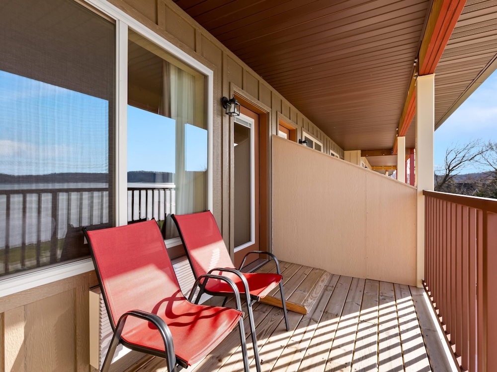 Comfort Inn and Suites Munising - Lakefront 30/49