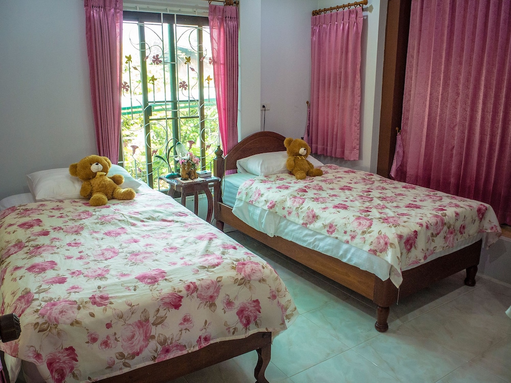 Petite, Twin Beds