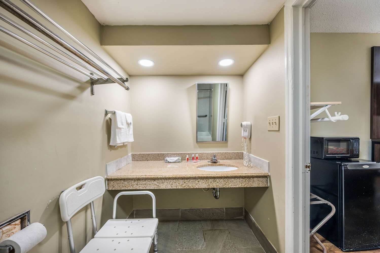Econo Lodge Inn and Suites University Huntsville AL 19/19