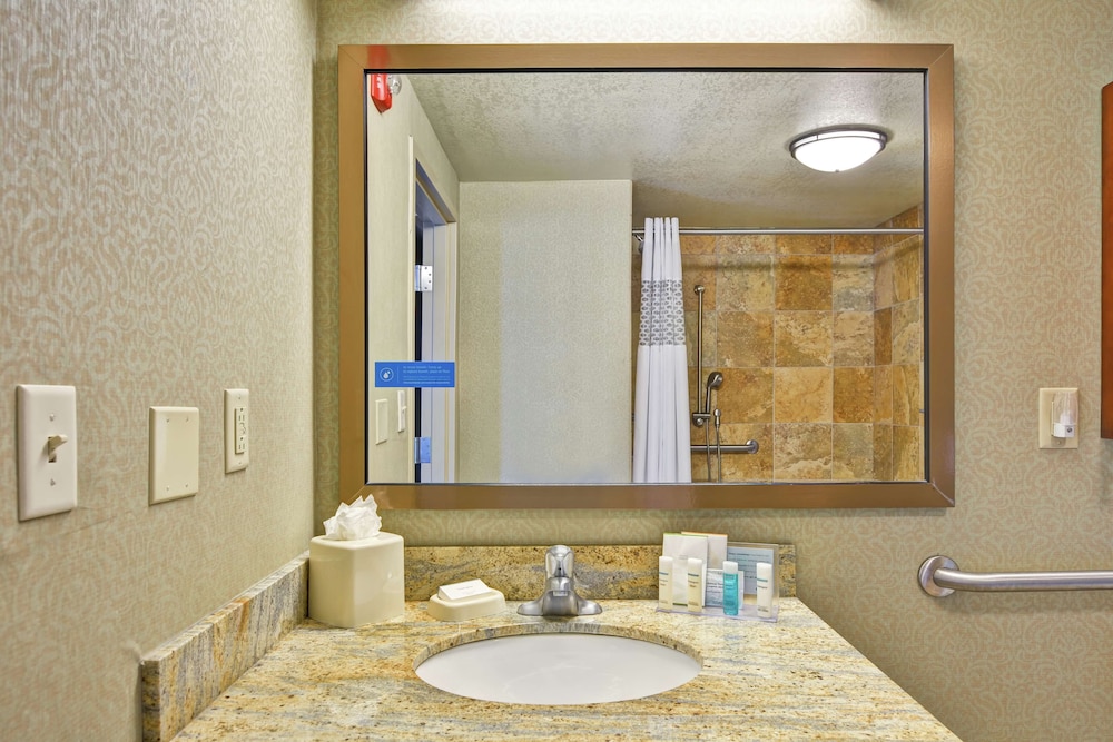 Hampton Inn and Suites New Hartford 27/64